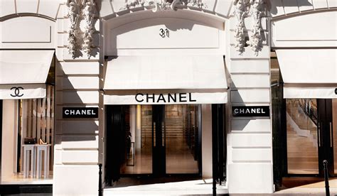 how many chanel boutiques worldwide